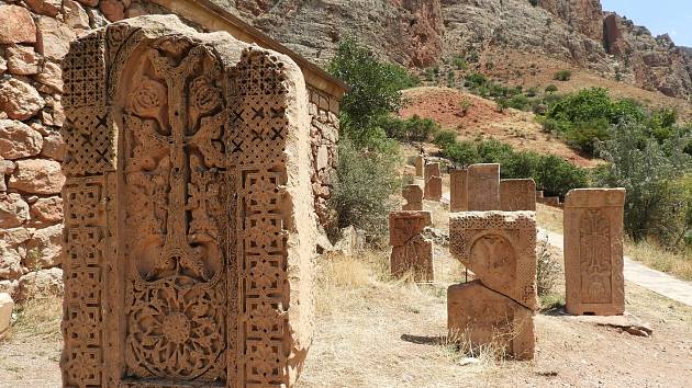 Z putování za arménskými chačkary a kláštery v kavkazských horách.