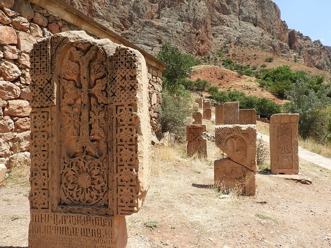 Z putování za arménskými chačkary a kláštery v kavkazských horách.