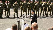 Z pietního ceremoniálu k převozu ostatků někdejšího velitele československé rozvědky Františka Moravce do rodné Čáslavi a jejich uložení v kolumbáriu na místním hřbitově.