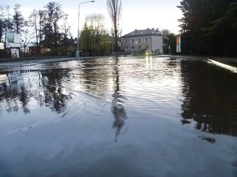 Voda zaplavila ulici Sadová v Čáslavi před zemědělskou školou.