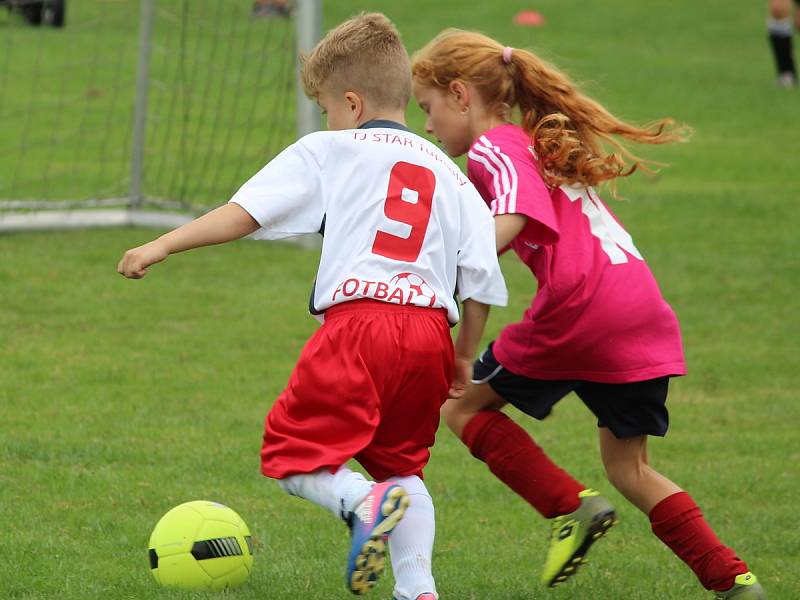 Z fotbalového turnaje mladších přípravek v Tupadlech: FK Čáslav dívky - TJ Star Tupadly 9:1.