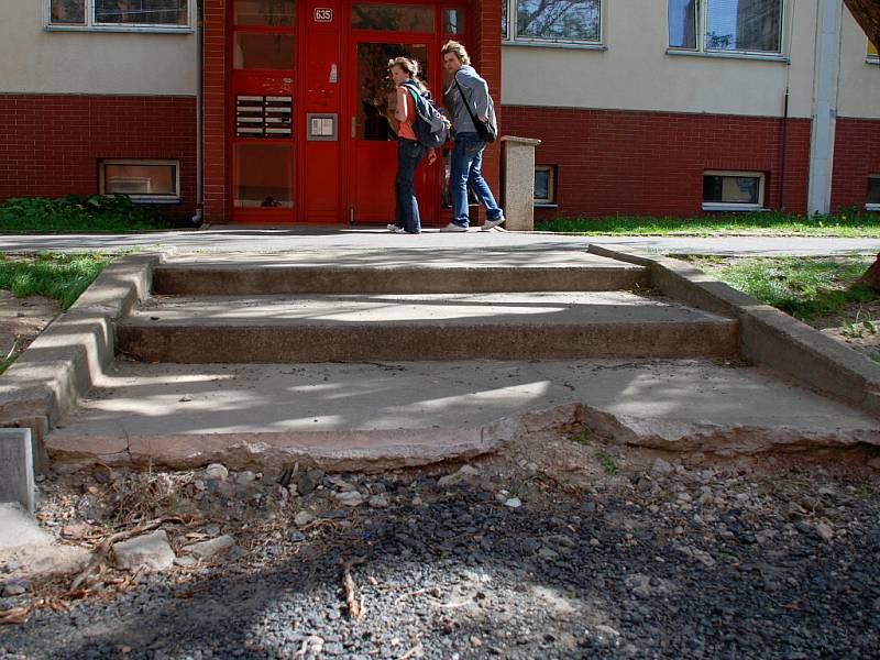 Obyvatelé panelových domů v Benešově ulici v Kutné Hoře už od  loňského léta čekají na dokončení silnice. 