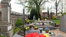Jaro na hřbitově ve Svaté Kateřině.