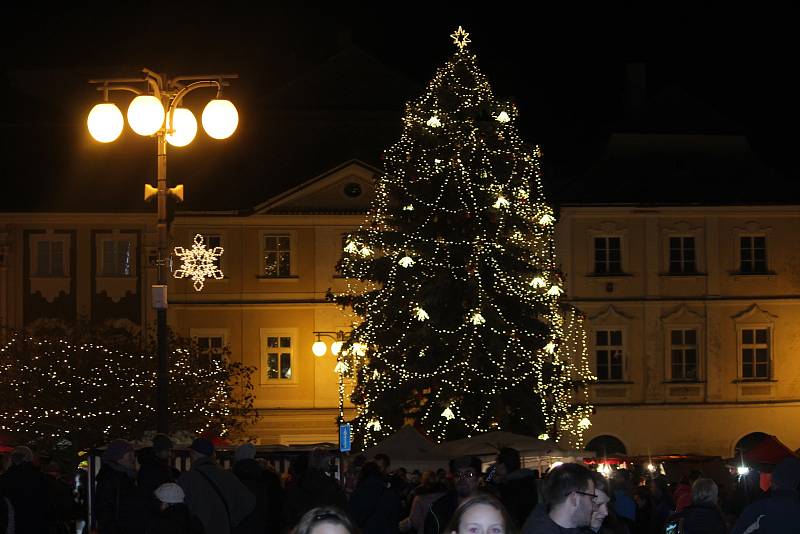 V Kutné Hoře se rozsvítil vánoční strom.