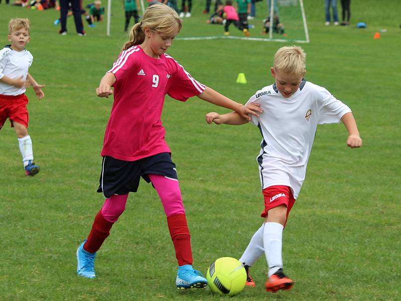 Z fotbalového turnaje mladších přípravek v Tupadlech: FK Čáslav dívky - TJ Star Tupadly 9:1.