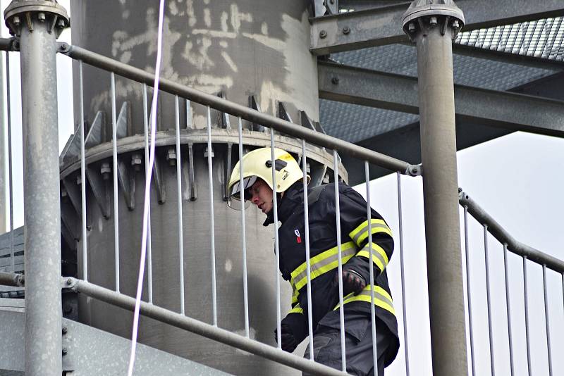 Na kopci Vysoká u Kutné Hory změřili síly hasiči v soutěži ve výstupu na místní rozhlednu.