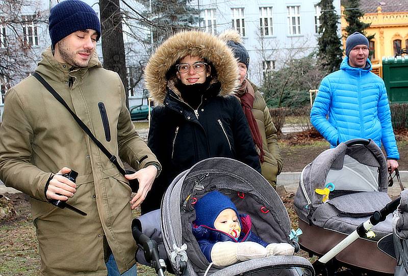 Socha koudelníka už má své místo v parku u kostela Matky Boží .