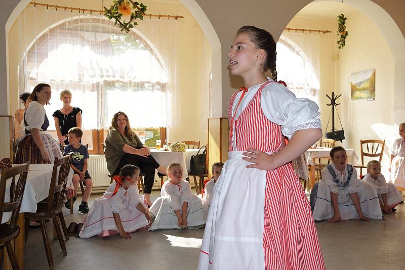 Ve Zbraslavicích se bavili na májovém posezení