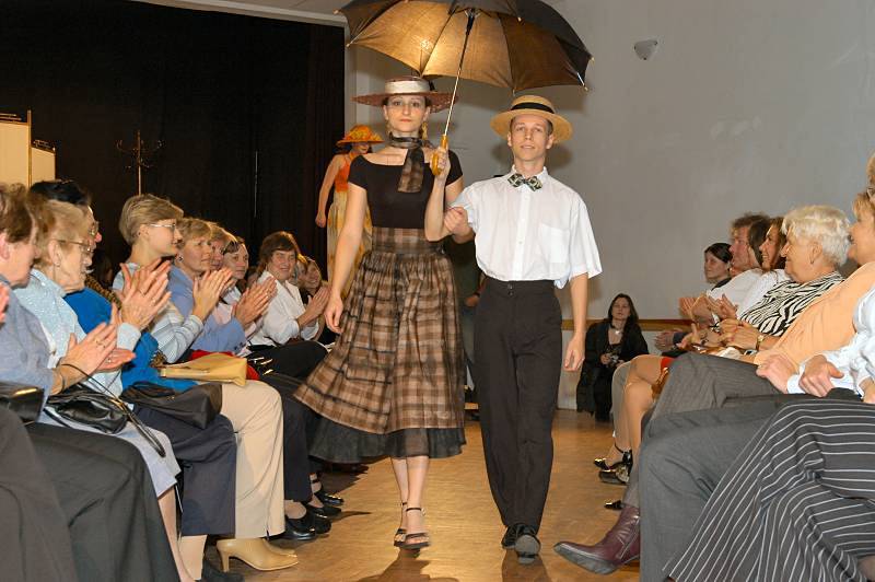 Co žena chce (a může), prozradila módní přehlídka Salonu Meluzína konaná v roce 2005 v Kutné Hoře.