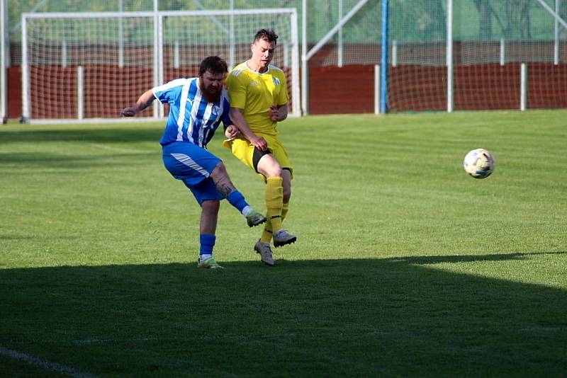 Z fotbalového utkání I.B třídy Suchdol - Sázava (1:3)