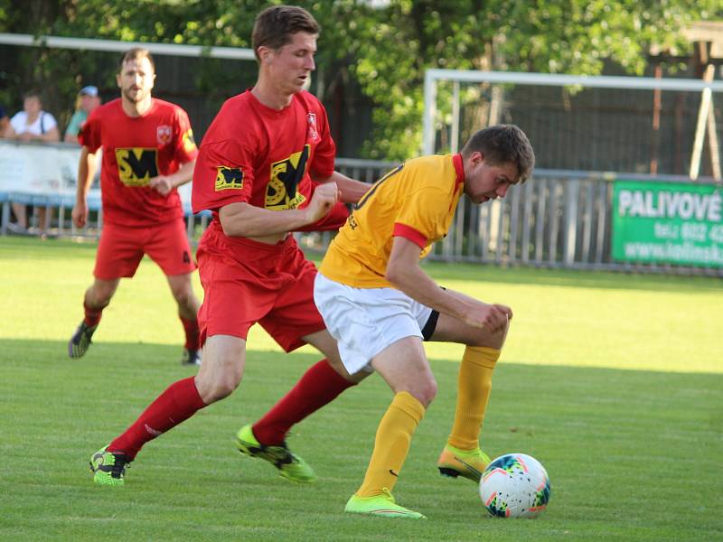 Fotbalový přátelský zápas: FK Uhlířské Janovice - TJ Sokol Červené Janovice 7:1 (2:0).