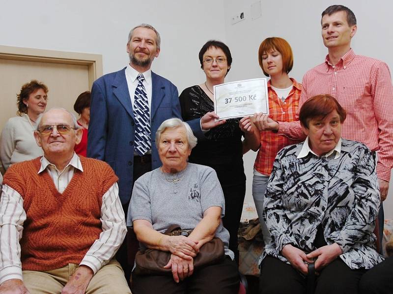 Zaměstnanci kutnohorské tabákové továrny předali včera šek pracovníkům střediska Duhové Atrium Oblastní charity Kutná Hora.