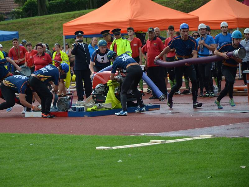 Z krajské soutěže v požárním sportu profesionálních a dobrovolných hasičů na stadionu Olympia v Kutné Hoře.