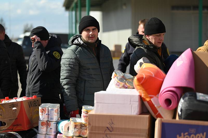 Z předávky humanitární pomoci z Kutné Hory na slovensko-ukrajinské hranici v obci Vyšné Nemecké.