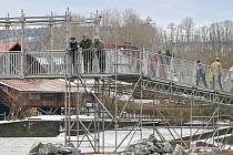 Uzavírka betonového mostu v Kácově.