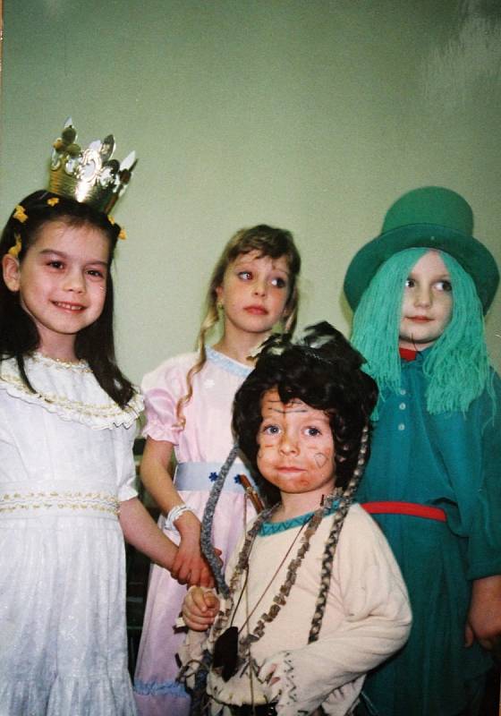 Děti v maskách na karnevalu Domu dětí a mládeže v Čáslavi  v roce 2000.