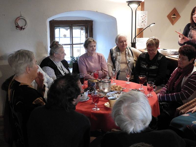 Spisovatelka Jaroslava Hofmanová potěšila přítomné na adventní literární kavárně.