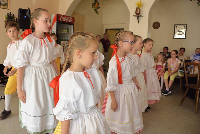 Ve Zbraslavicích se bavili na májovém posezení