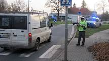 Vyšetřování dopravní nehody v těsné blízkosti přechodu pro chodce u kruhového objezdu na Kaňku.