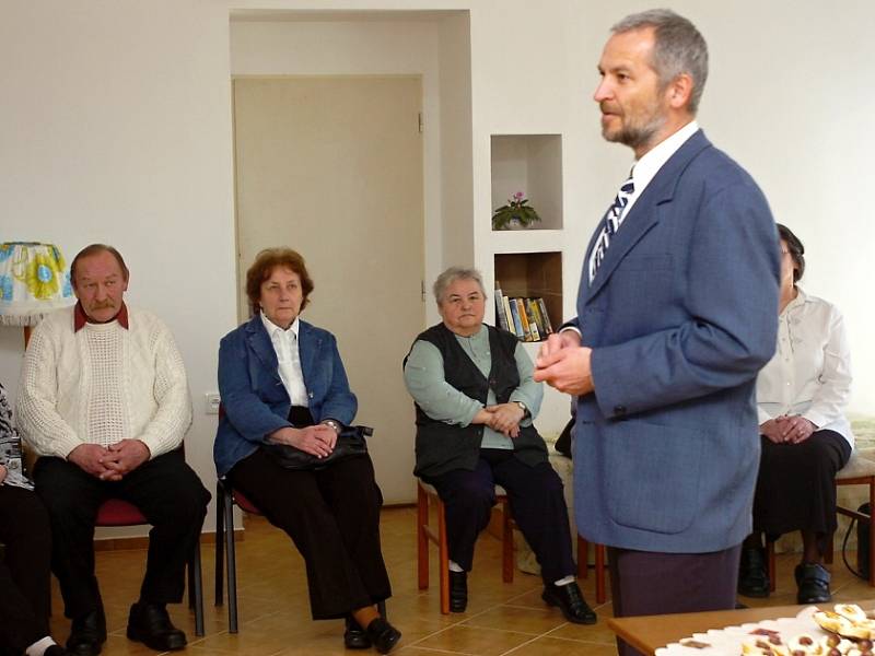 Zaměstnanci kutnohorské tabákové továrny předali včera šek pracovníkům střediska Duhové Atrium Oblastní charity Kutná Hora.