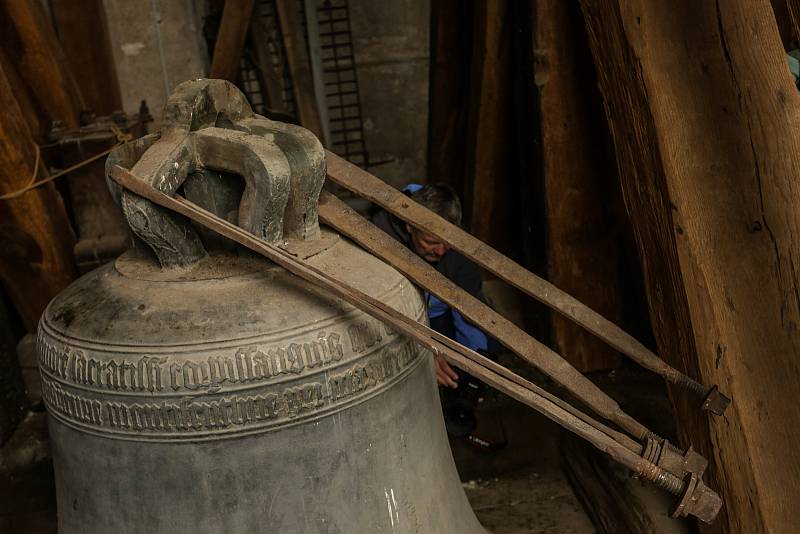 Z přípravy svatobarborských zvonů (Ludvík a Michal) ve věži bývalé jezuitské koleje v Kutné Hoře na cestu k opravě do zvonařské dílny v nizozemském Astenu.