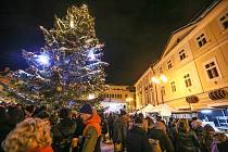 Vánoční strom se na Palackého náměstí v Kutné Hoře rozsvítil v pondělí 4. prosince.