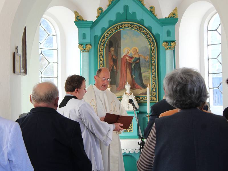 Ze svěcení opravené kaple v Šebestěnicích.