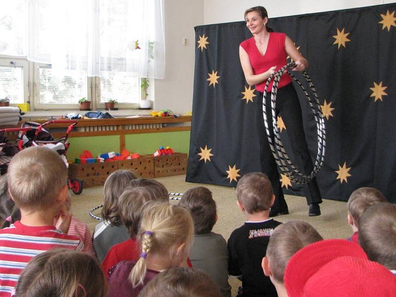 Iluzionista Robert okouzlil děti v Mateřské škole v Benešově II v Kutné Hoře.