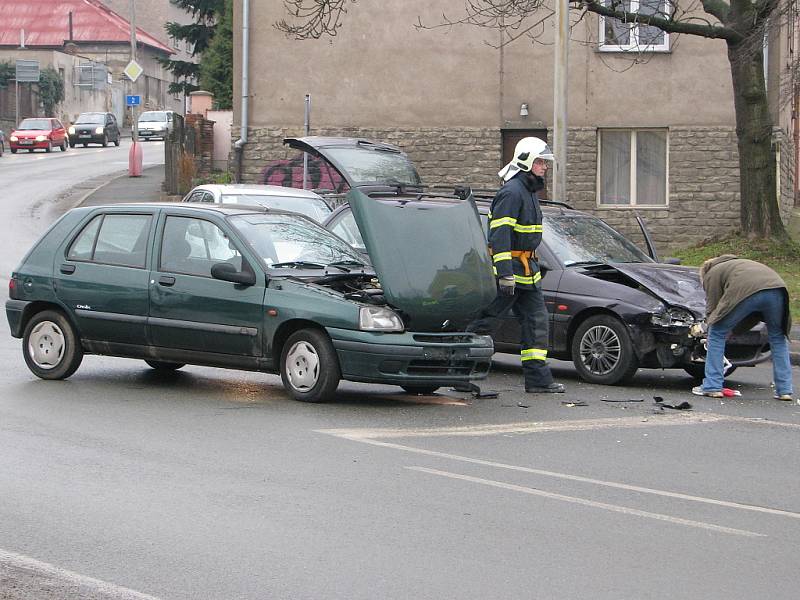 Dopravní nehoda na křižovatce ulic Na Valech a Kremnická v Kutné Hoře.