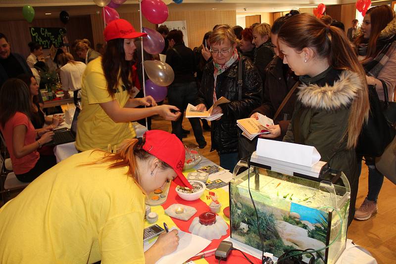 Studenti nabízeli své výrobky a služby na Veletrhu fiktivních firem.