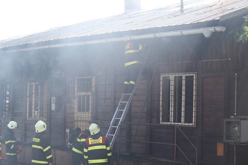 U kutnohorské vlakové zastávky hořel starý drážní objekt.