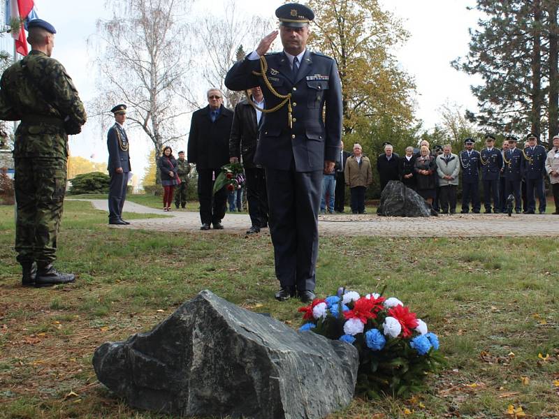 Slavnostní nástup příslušníků 21. základny taktického letectva Čáslav a odhalení pamětní desky Jaroslava Šefčíka