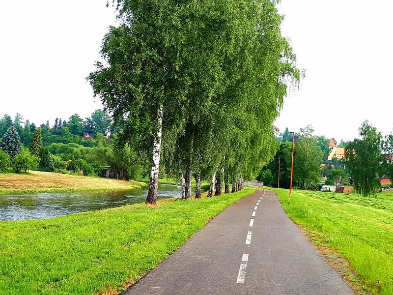 Nová cyklostezka ve Zruči nad Sázavou, která vede podél řeky Sázavy.