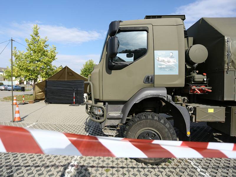 Z přípravy volebního drive-in stanoviště před plaveckým stadionem v Kutné Hoře.