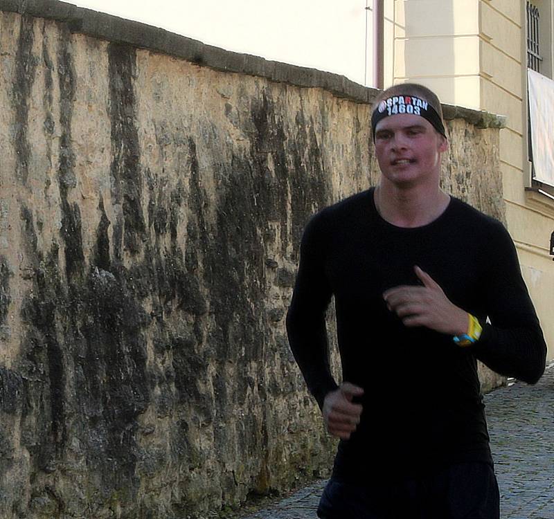 Závod Spartan race v Kutné Hoře odstartoval.