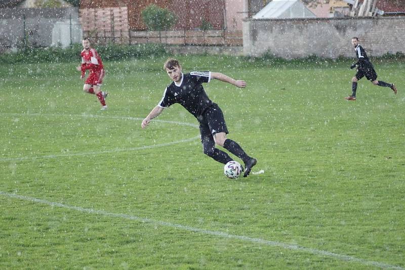 Z fotbalového utkání okresního přeboru Malín/Kutná Hora B - Suchdol (2:1)