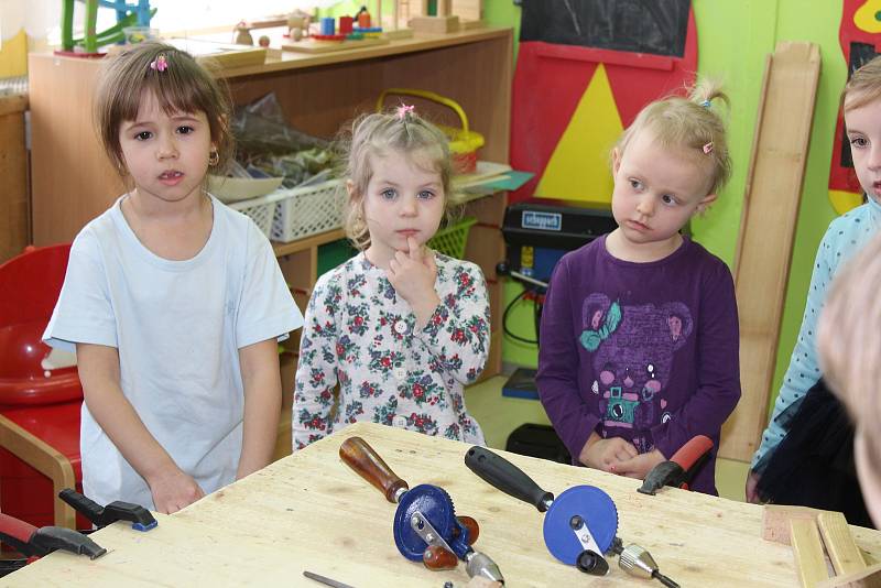 Dřevíčkovou dílničku si užily děti ve Vlkanči.