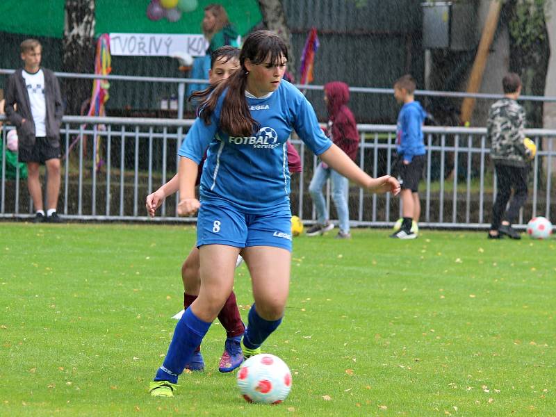 Z přátelského fotbalového zápasu: FK Uhlířské Janovice (mladší žáci) - FK Čáslav dívky (starší žákyně) 6:6 (3:2).