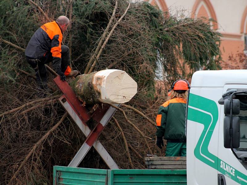 Stavění vánočního stromu na Palackého náměstí v Kutné Hoře 23. listopadu 2015