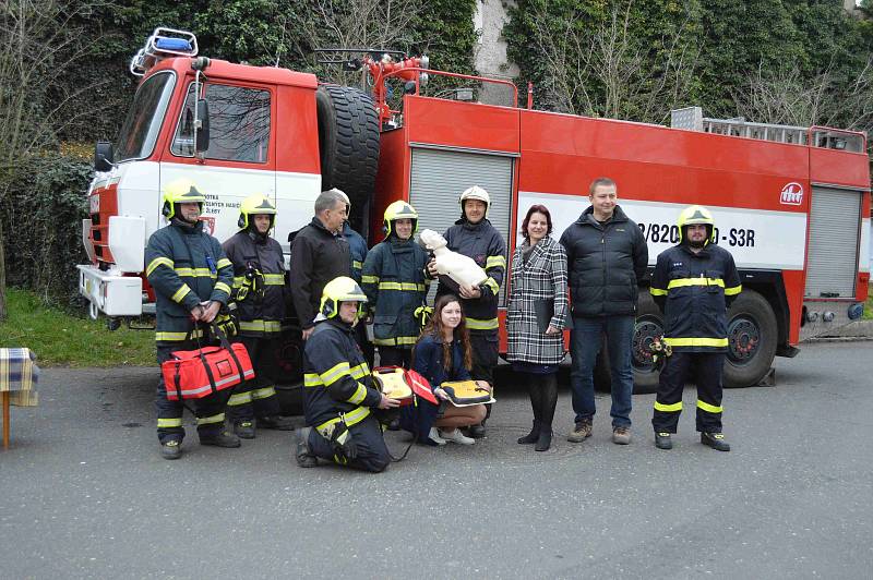 Z předání AED defibrilátoru a dalšího zdravotnického vybavení dobrovolným hasičům ve Žlebech.