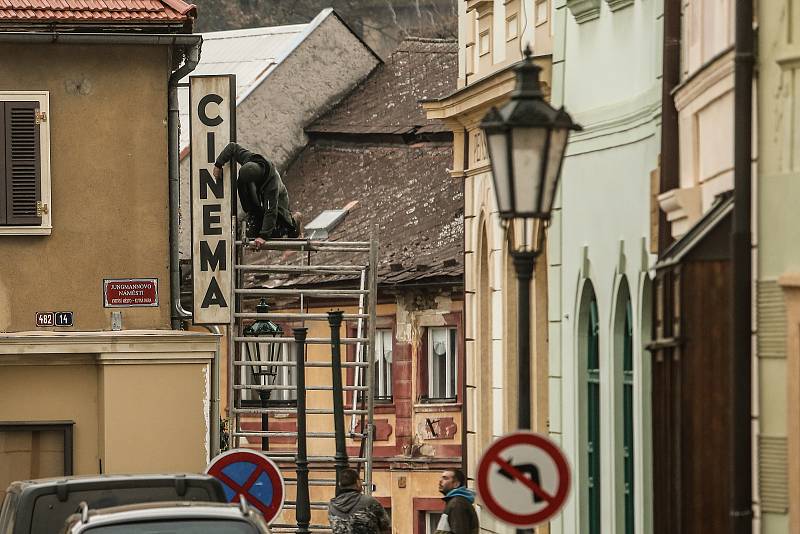 Přípravy na natáčení filmu na kutnohorském Jungmannově náměstí a přilehlém okolí.