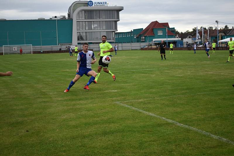 Pšovka Mělník (v modrobílém) - Hlízov 0:2. Zápas I. A třída, skupiny 22. srpna 2020.