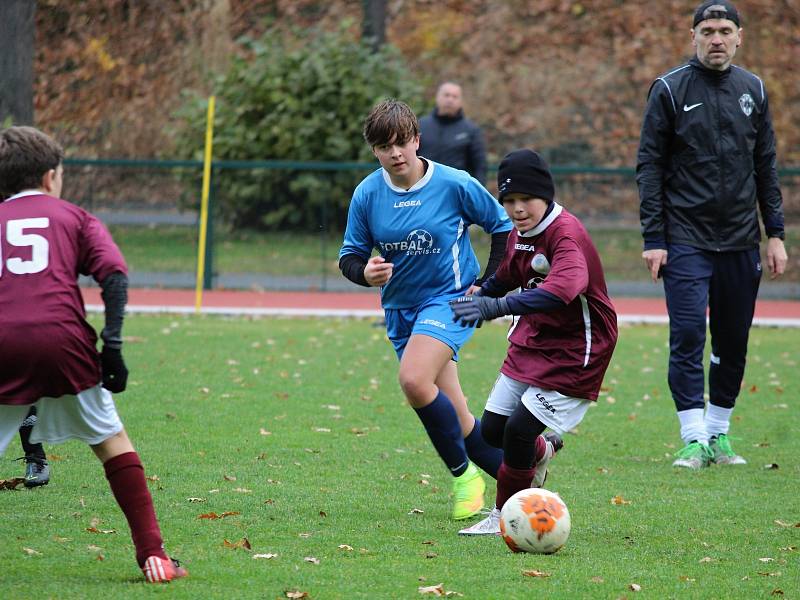 Z přátelského fotbalového zápasu: FK Čáslav dívky (starší žákyně) - FK Uhlířské Janovice (mladší žáci) 8:2 (4:0).