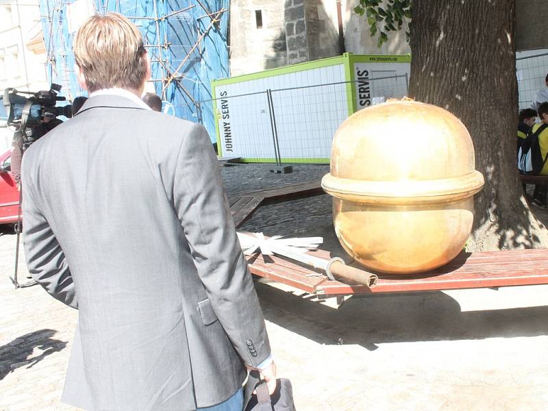 Pozlacená makovice z věže sv. Jakuba ukrývala památky na předchozí rekonstrukce
