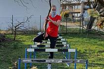 Tyčkařka Aneta Morysková v době koronavirové karantény trénovala improvizovaně na zahradě v Kutné Hoře u svých rodičů.