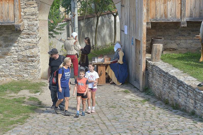 Osmnáctý ročník Dobývání Malešovské tvrze přilákal místo šermířů kejklíře.