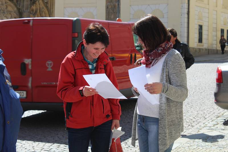 Profesoři, studenti i kolemjdoucí si připomněli oběti holocaustu