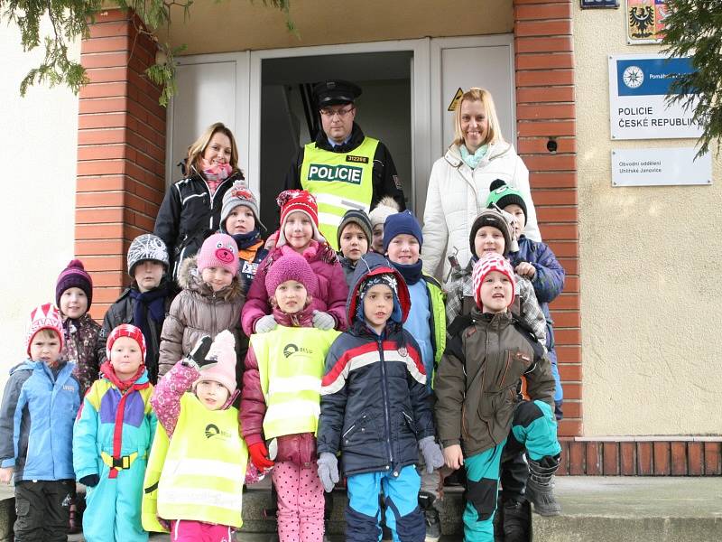 Děti z Mateřské školy Uhlířské Janovice, ze třídy Koťátka, navštívily policisty