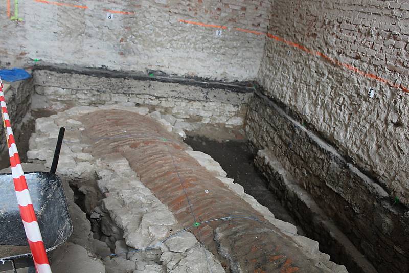 Archeologové objevili pod podlahou tělocvičny středověkou studnu.