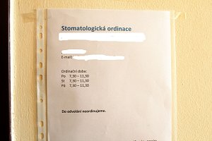 Dveře stomatologické ordinace v Kutné Hoře, u nichž visí oznámení, že až do odvolání se neordinuje.